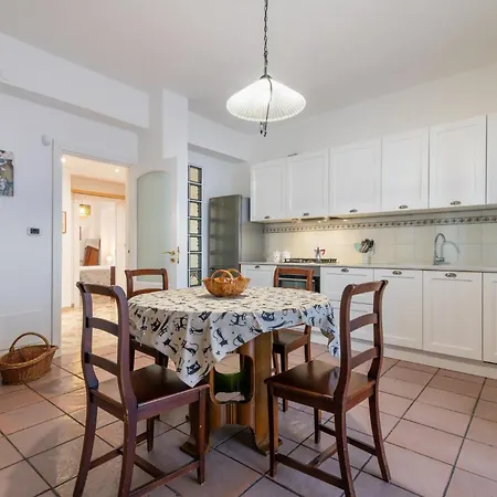 Apartment Guesthost - Lovely Flat Near Palazzo Dei Normanni