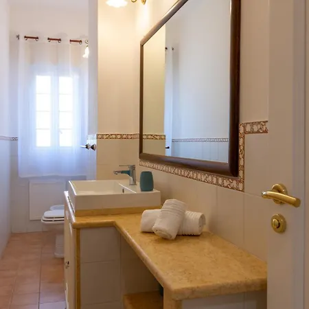 Guesthost - Lovely Flat Near Palazzo Dei Normanni
