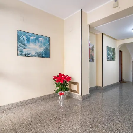 Daire Guesthost - Lovely Flat Near Palazzo Dei Normanni