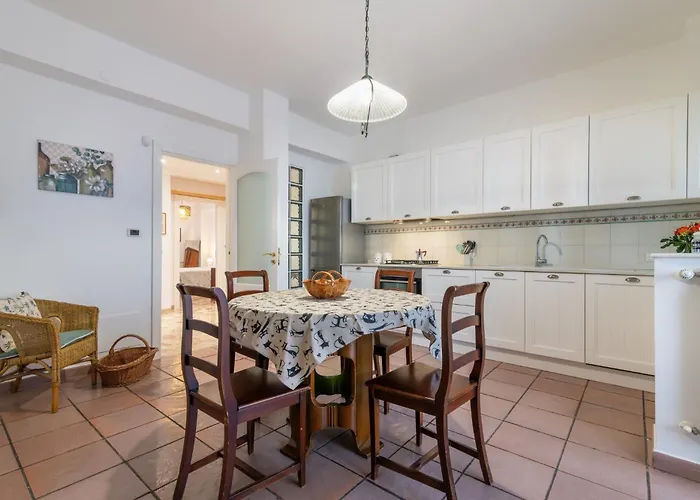 Apartment Guesthost - Lovely Flat Near Palazzo Dei Normanni
